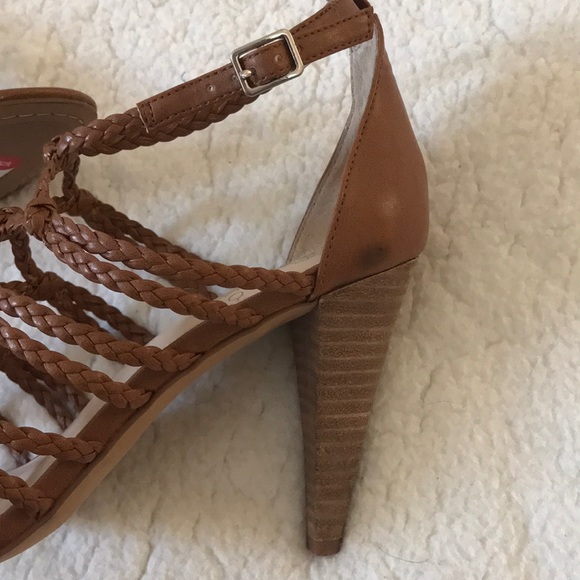 NWOB | Vince Camuto | Tan Strappy Open Toe High Heel Size 8 - Picture 7 of 16